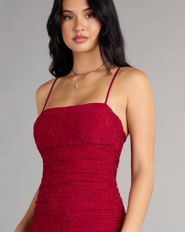 Serving soft glam with every step, the Alba Cowl Neck Mermaid Floral Formal Dress is the perfect prom dress for unforgettable photos and a glow-up you’ll feel all night.