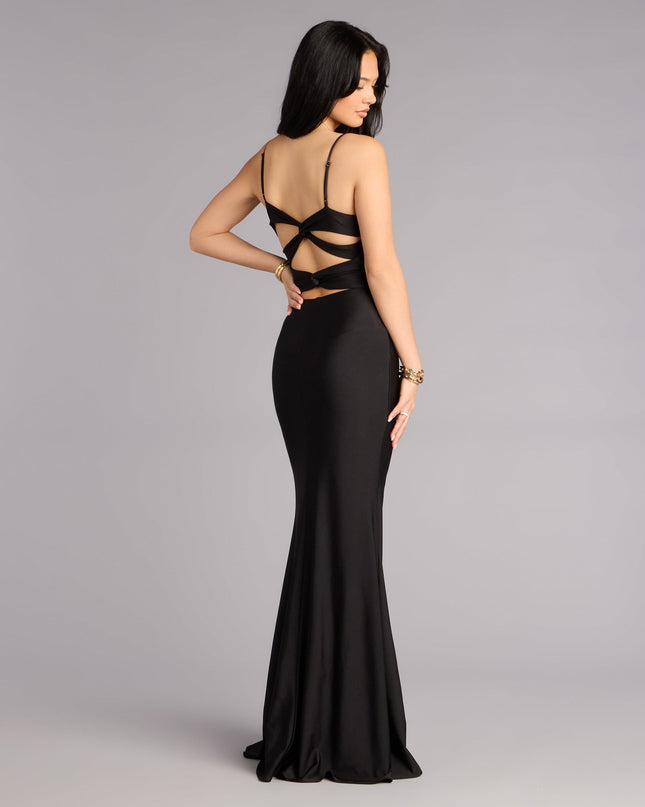 With luxe shine and a scroll-stopping black, you’ll stand out in the Scarlet Strappy Back Mermaid Formal Dress—a prom dress made for your made-you-look moment.
