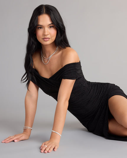 Style your seasonal looks with the Giada Glitter Knit Off-the-Shoulder Column Dress, a trend-right, glitter dress designed for any party on your calendar with new and unqiue details.