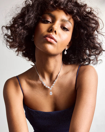 Get ready for any event with the Endless Glam Rhinestone Collar And Earrings Set in silver, an essential start to creating a versatile outfit for women for grad parties, cocktail hours, or nights out.