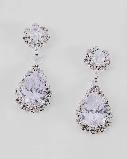 Get ready for any event with the Endless Glam Rhinestone Collar And Earrings Set in silver, an essential start to creating a versatile outfit for women for grad parties, cocktail hours, or nights out.