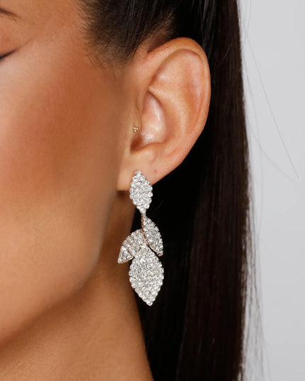 Get ready for any event with the Luxe Leaf Lariat And Duster Earrings in silver, an essential start to creating a versatile outfit for women for parties, cocktail hours, or Valentine's Day events.